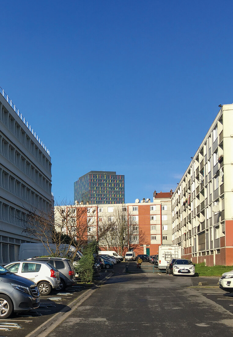 Photo des immeubles d’habitation du site du projet d’extension et d’aménagement du siège d’Est Ensemble Habitat avec tour Cityscope en arrière-plan