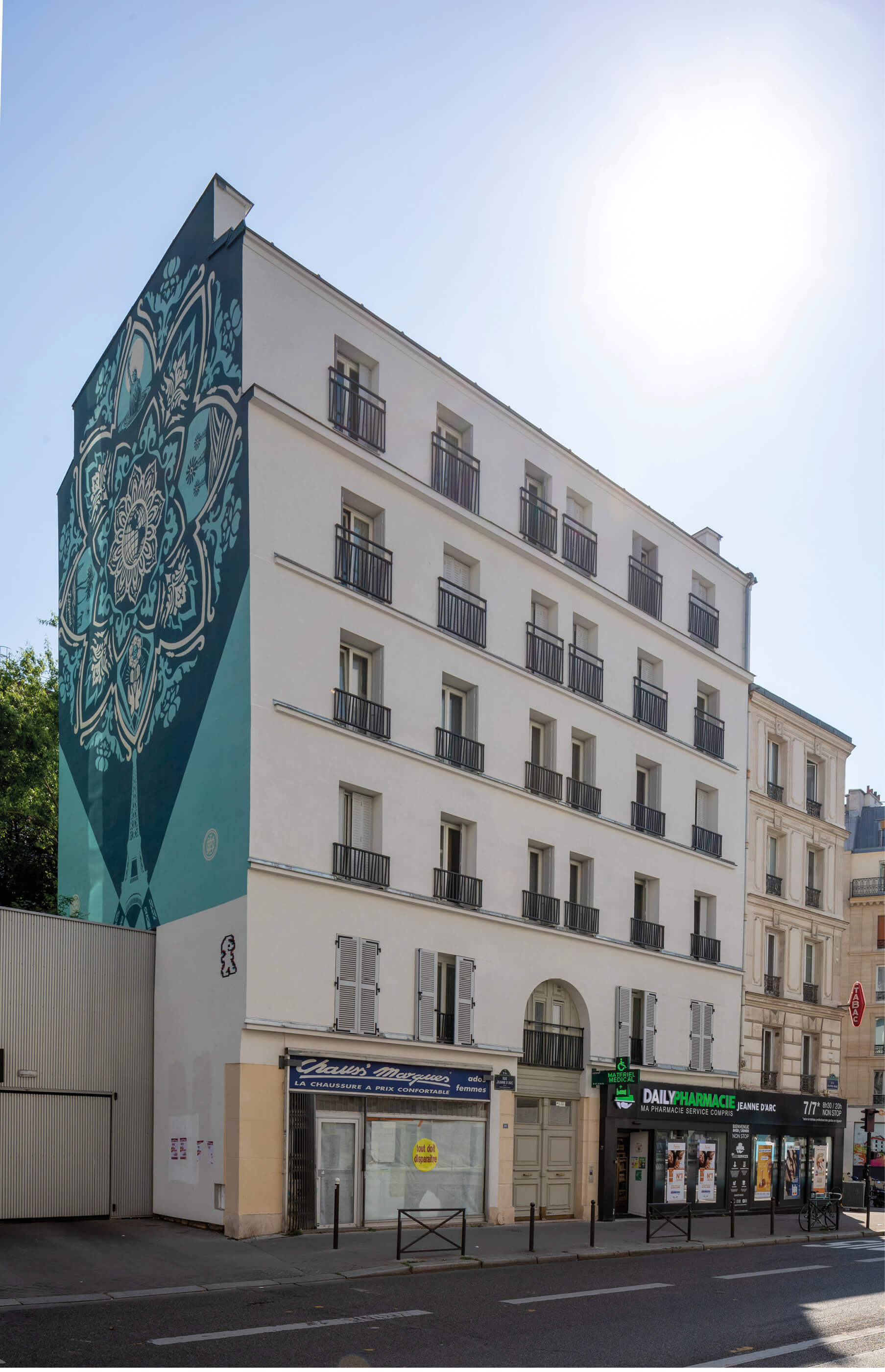 Photo montrant la façade et la fresque d’Obey reproduite fidèlement après le projet de réhabilitation plan climat rue Jeanne d’Arc