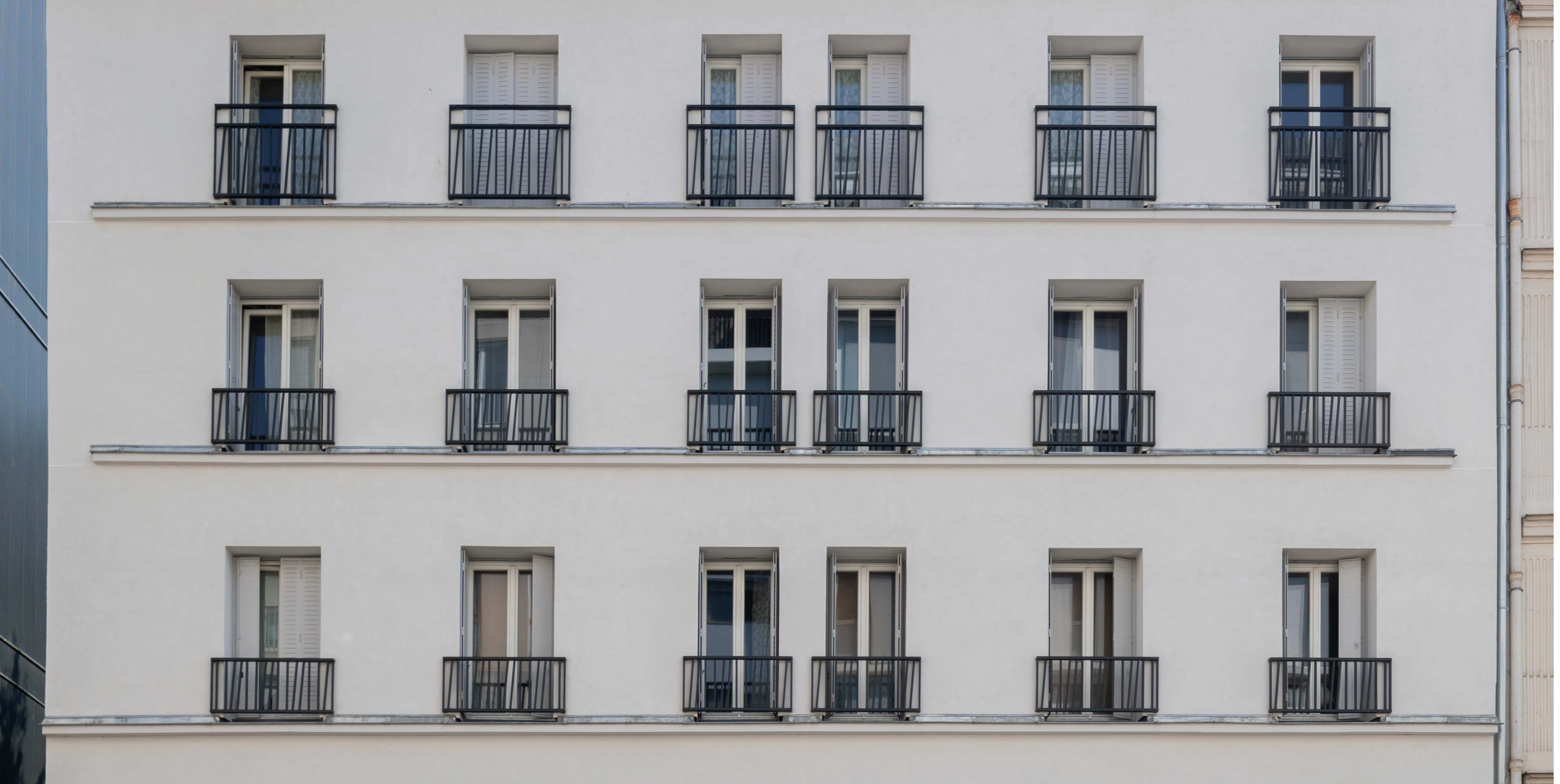 Photo montrant plusieurs fenêtres et des nouveaux garde-corps de la façade de l’immeuble rue Jeanne d’Arc concerné par le projet de réhabilitation plan climat