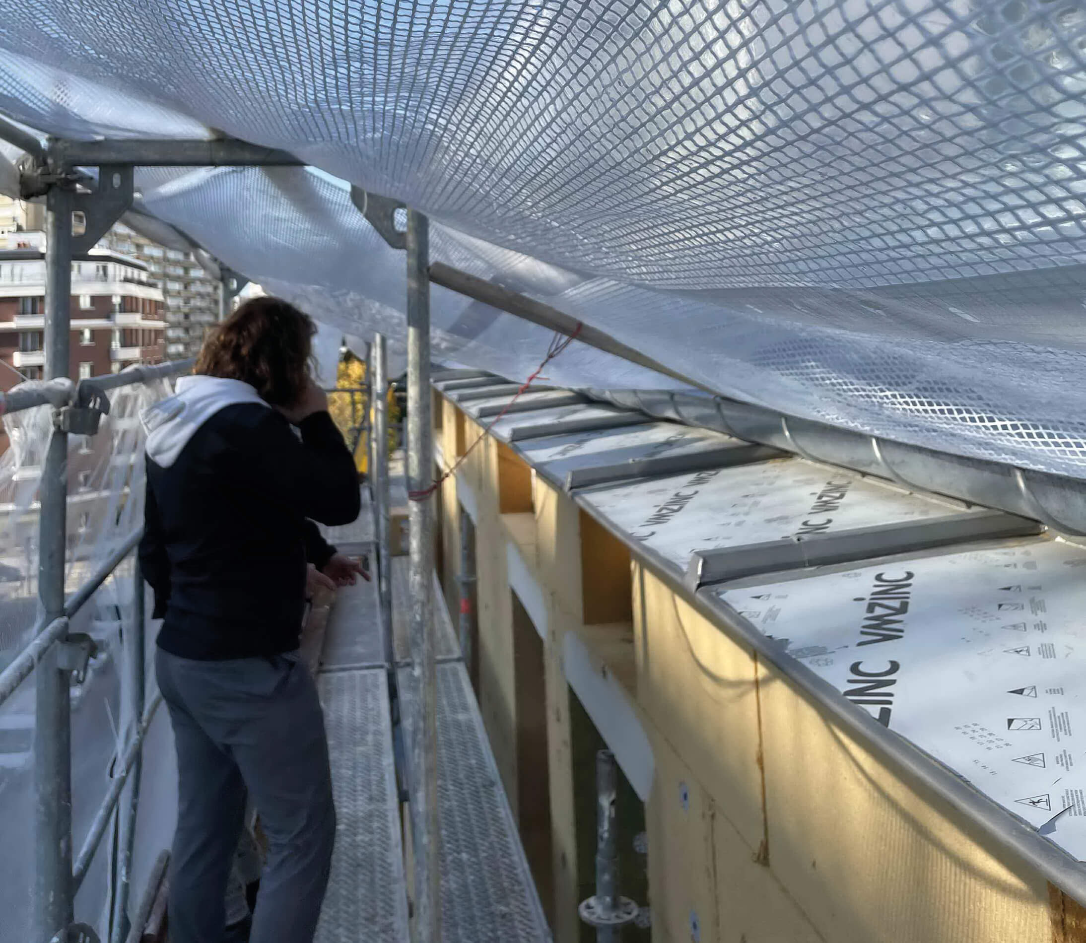 Photo d’une personne sur l’échafaudage du projet réhabilitation plan climat en milieu habité rue Jeanne d’Arc