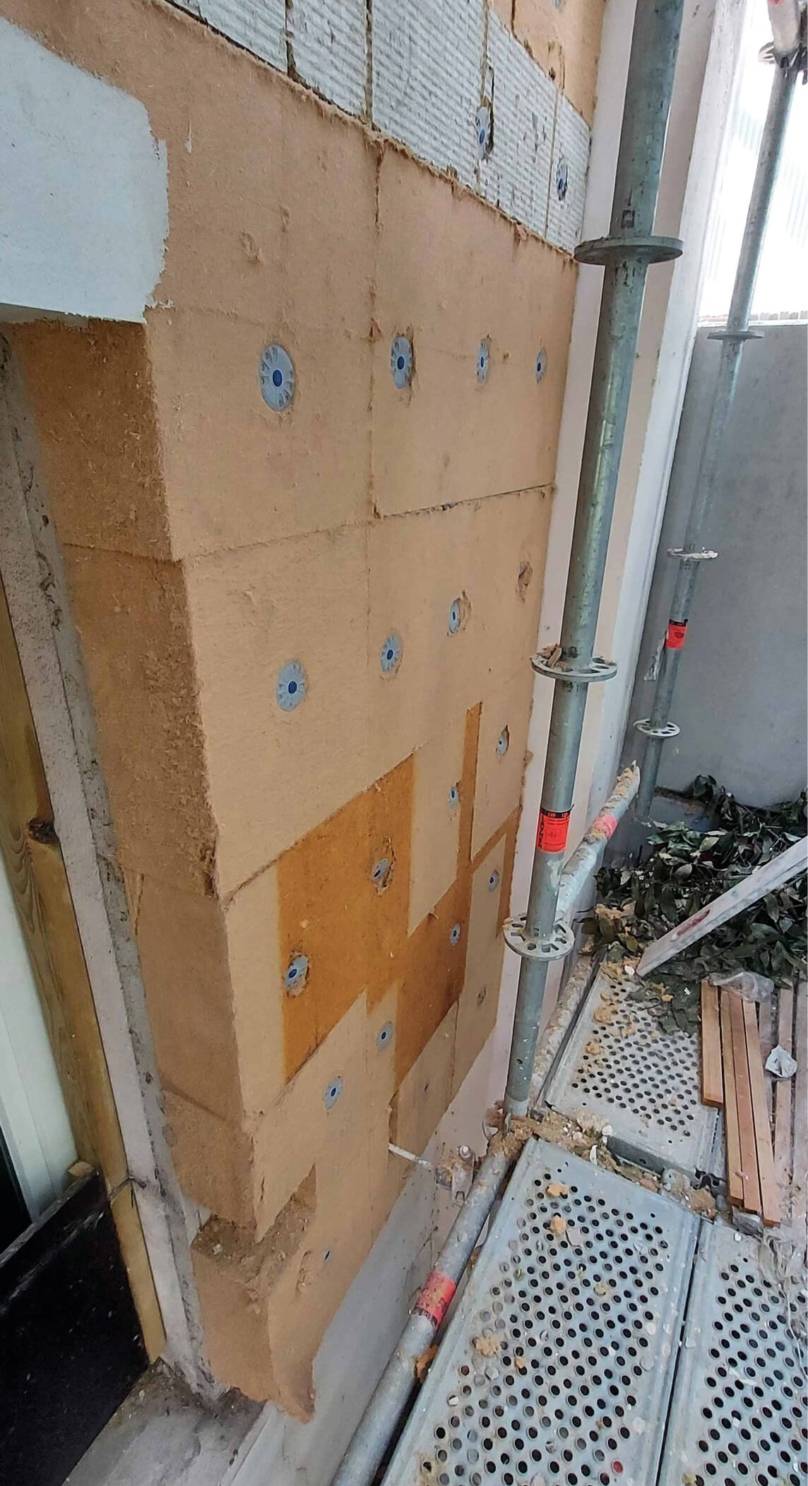 Photo prise depuis l’échafaudage montrant l'isolant de la façade avant la pose du bardage