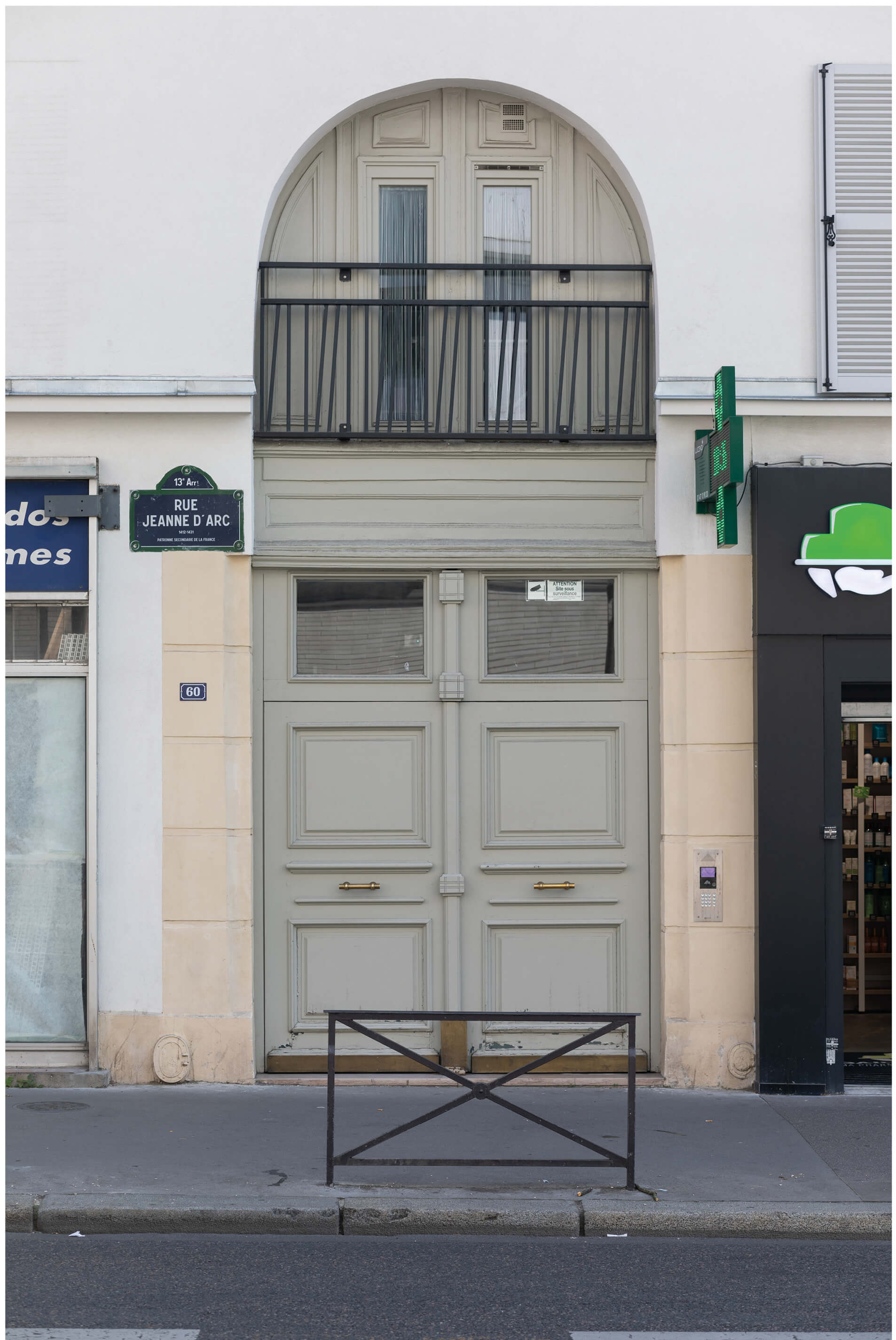 Photo de l’entrée de l’immeuble concerné par la réhabilitation plan climat en milieu habité rue Jeanne d’Arc avec plaque de rue de Paris