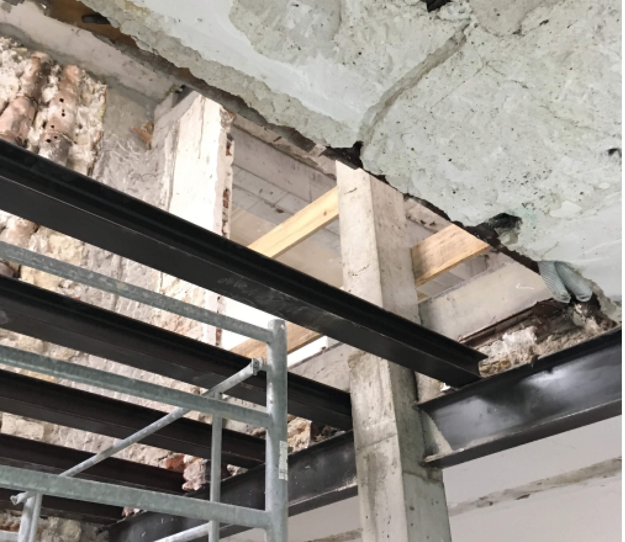 Photo de poutres métalliques pendant les travaux de réfection des plafonds et sols du projet de restructuration et réhabilitation rue Sauffroy