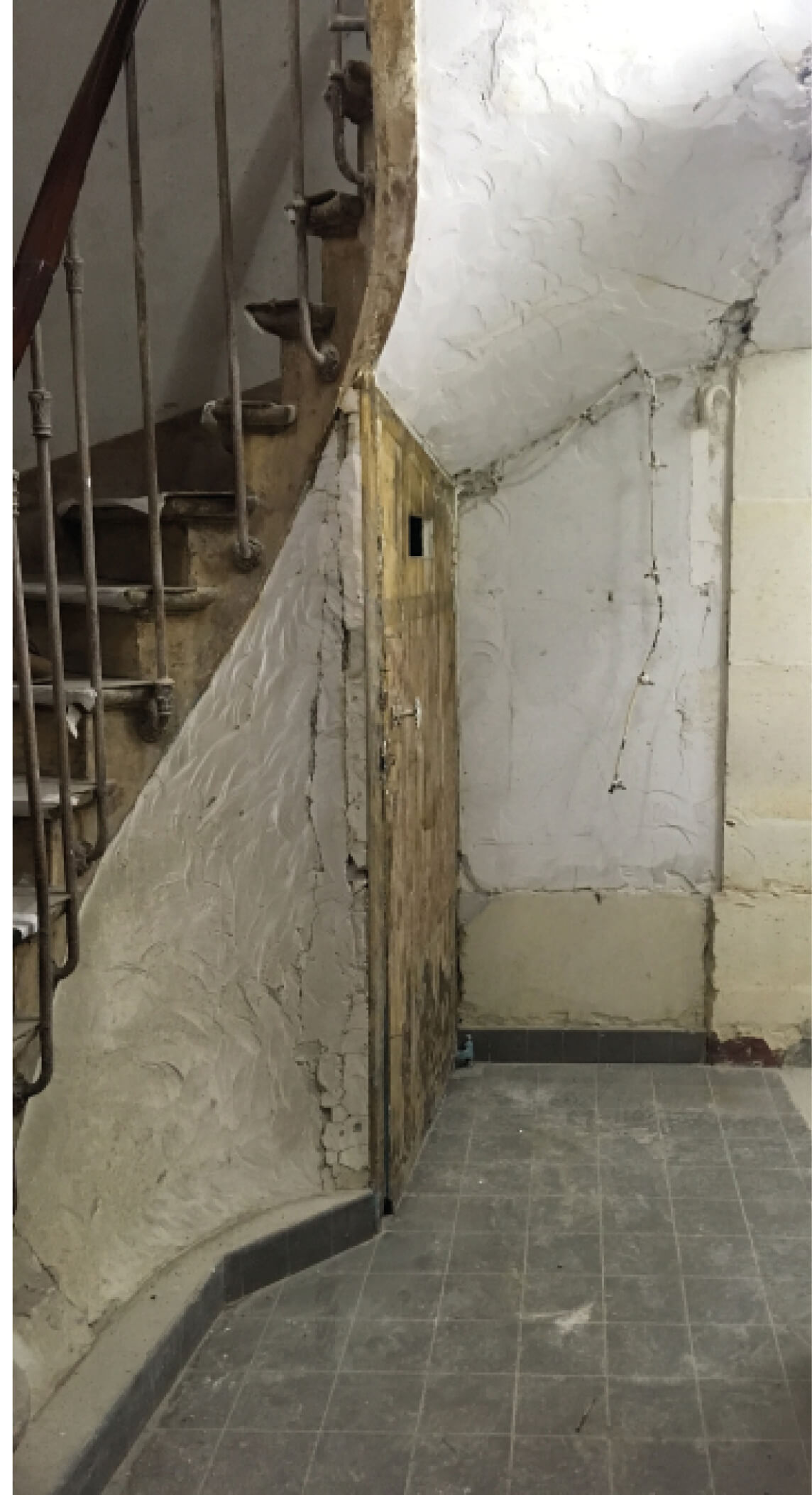 Photo de cage d’escalier délabrée avant restructuration et réhabilitation rue Sauffroy