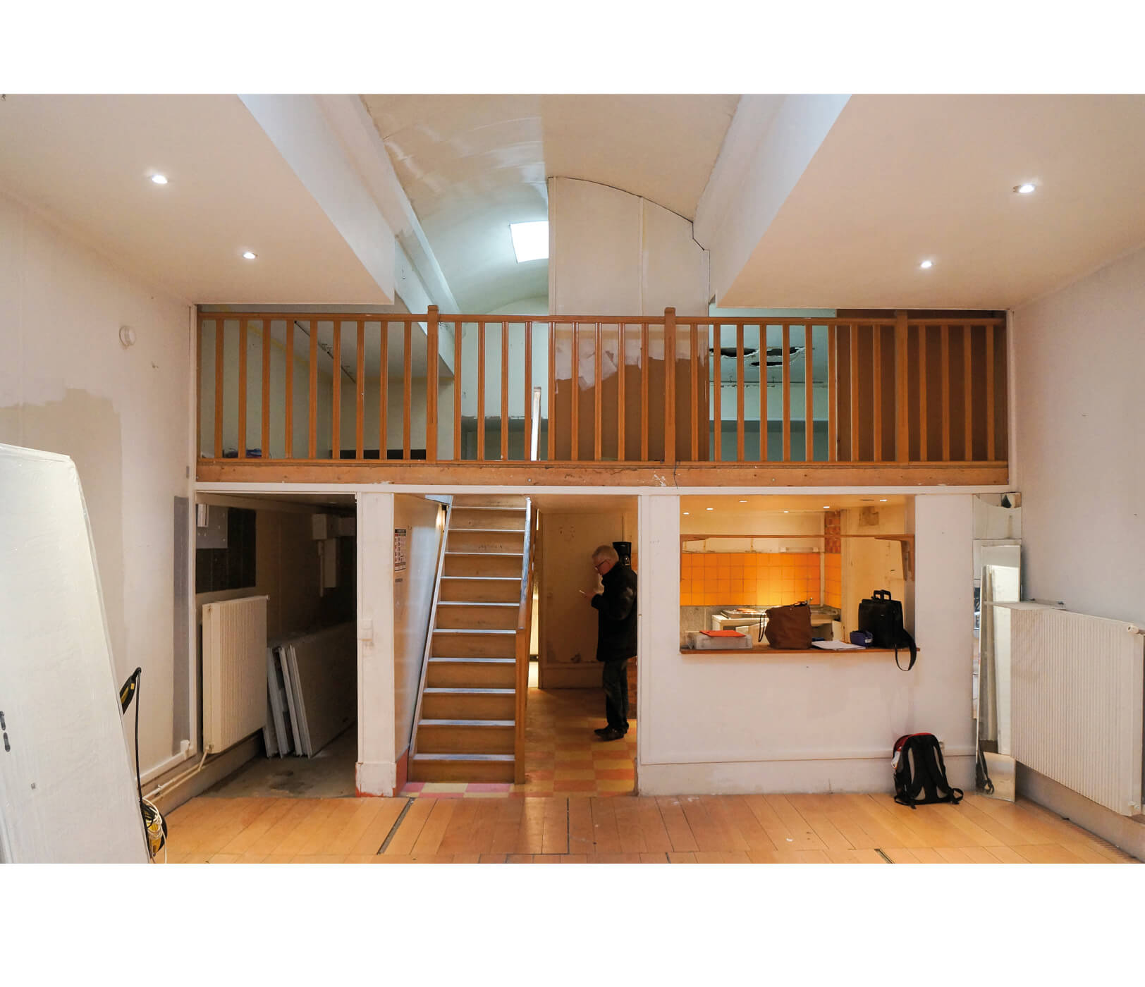 Photo espace danse, cuisine, escalier et mezzanine en bois avant restructuration et reconversion en logement square Eugène Hatton.