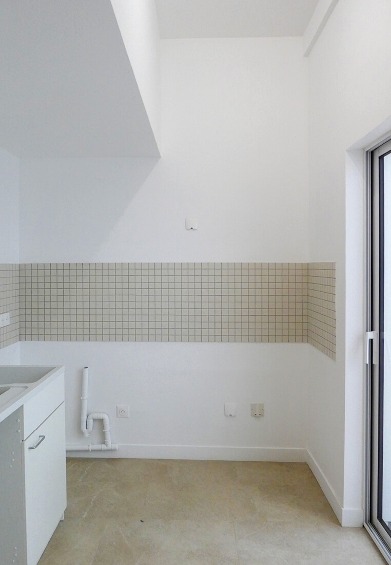 Photo de la cuisine et du carrelage mural après restructuration et reconversion en logement square Eugène Hatton.