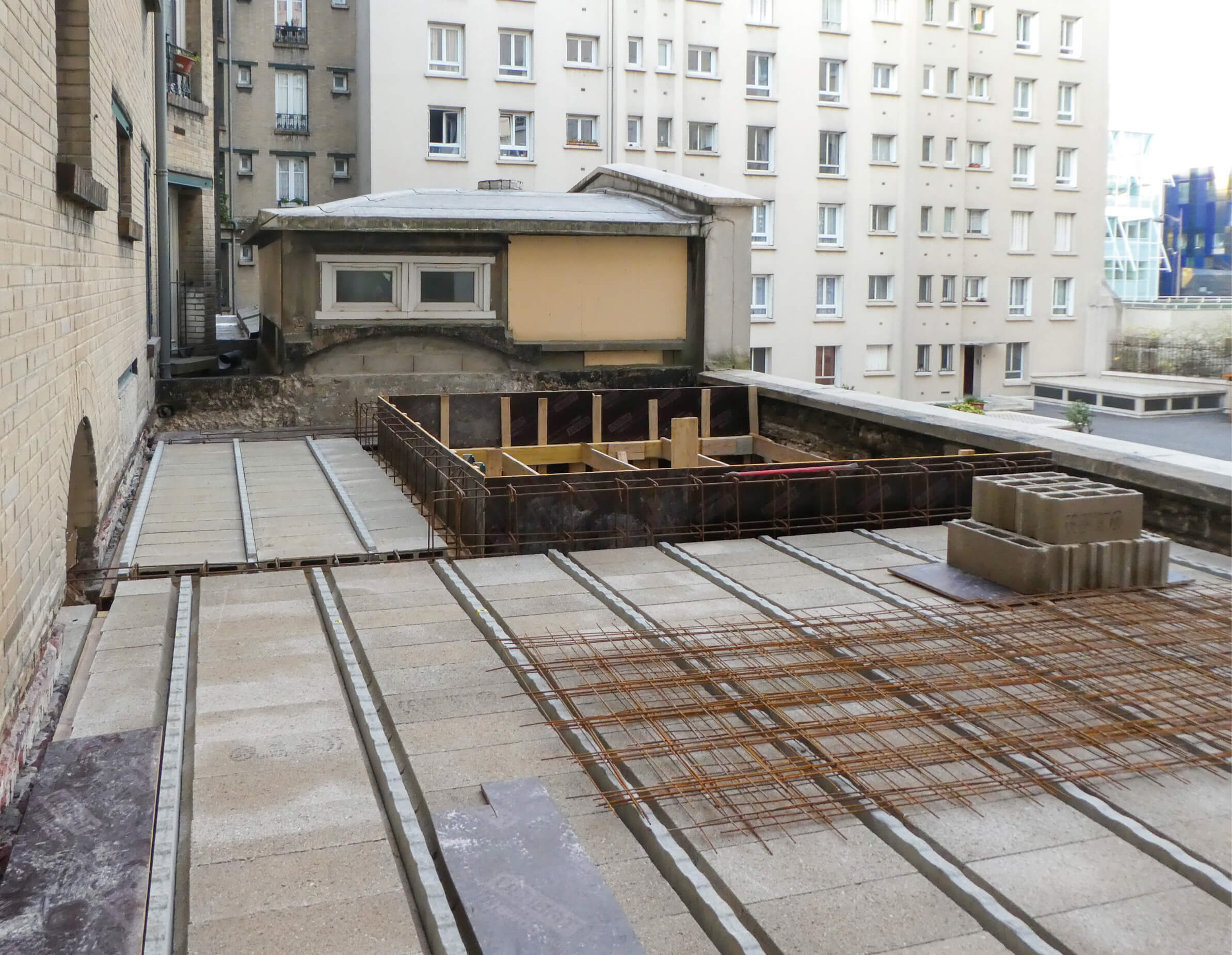 Photo des travaux réalisés sur le toit pour créer le patio du projet de restructuration et reconversion en logement square Eugène Hatton.