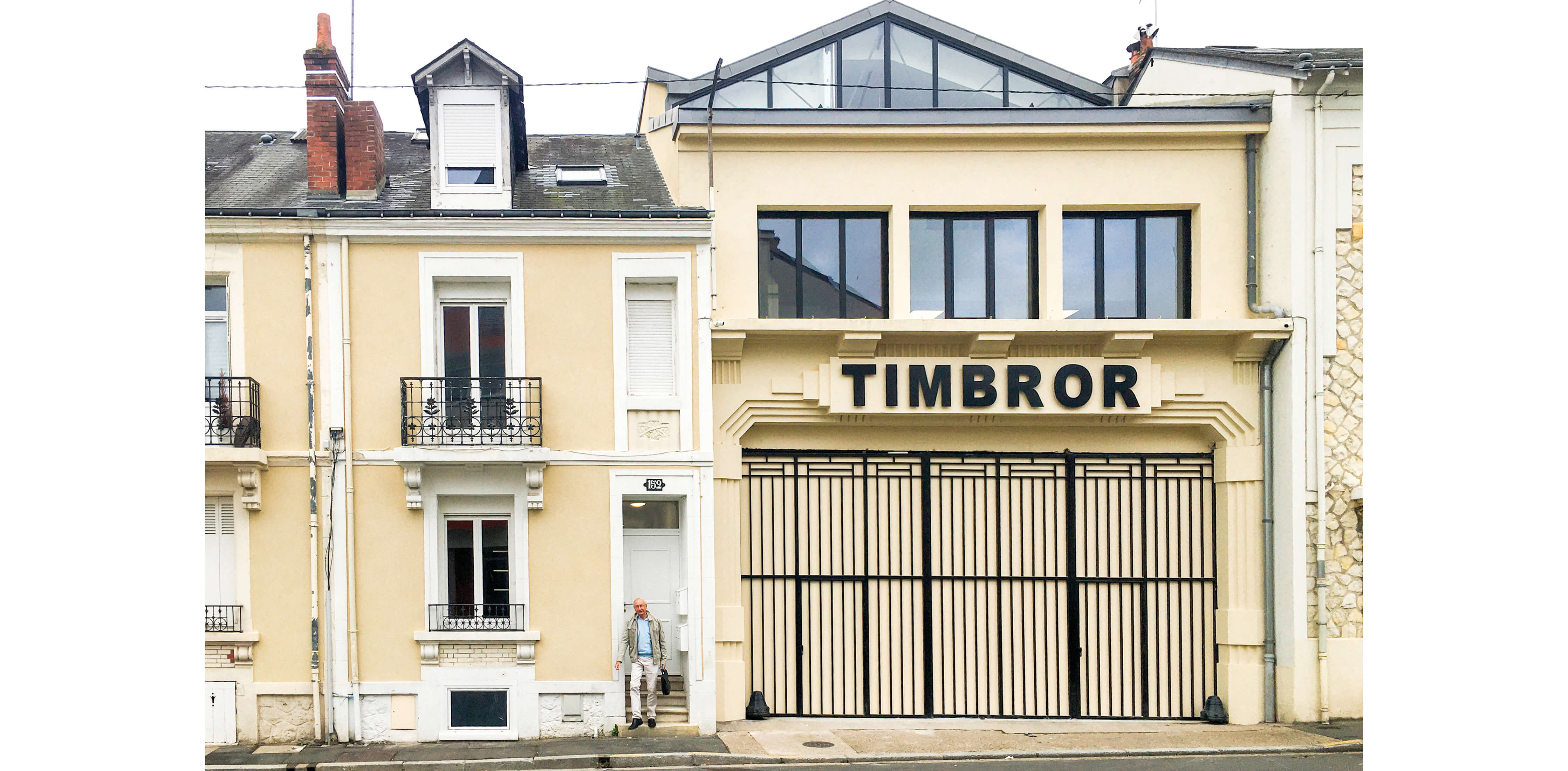 Photo de la facade jaune art deco des hangars Timbror reconvertis en bureaux